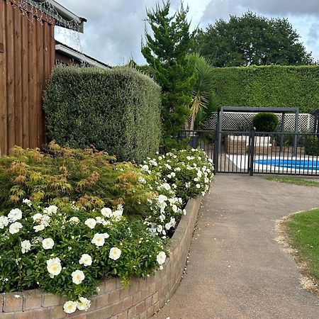 Rustling Oaks Nz Boho Pool House Hotel Cambridge Exterior photo